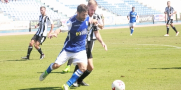 Pugna por en balón entre un jugador local y uno gaditano