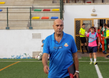 El técnico melillense, en la salida de los vestuarios del campo federativo de La Espiguera.