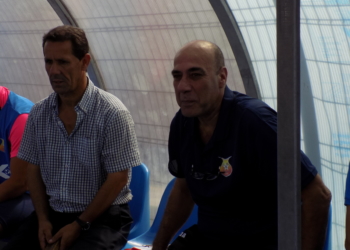 Felipe Sánchez (derecha), primer técnico del representante melillense en el grupo IX de la Tercera División.