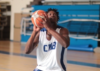 El pívot africano Massine Fall, durante uno de los entrenamientos del conjunto azulino.