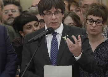 GRAF1373. BARCELONA, 27/10/2017.- El presidente de la Generalitat, Carles Puigdemont (c) junto al vicepresidente del Govern y conseller de Economía, Oriol Junqueras y la presidenta del Parlament, Carme Forcadell, realiza una declaración en las escalinatas del Parlamen del Parlament tras aprobarse en el pleno la declaración de independencia, con los votos de Junts pel Sí (JxSí) y la CUP, una resolución en la que, en su preámbulo, se declara un "Estado independiente en forma de república", y una segunda resolución que plantea abrir un "proceso constituyente" para redactar la Constitución del nuevo Estado.EFE/ Andreu Dalmau