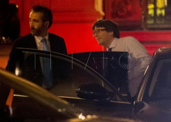 El presidente de la Generalitat Carles Puigdemont, saliendo del palau de la Generalitat  EFE/Quique García