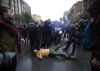 GRA074. BARCELONA, 01/10/2017.- Agentes antidisturbios de la Policía Nacional forman un cordón de seguridad en los alrededores del colegio Ramón Llull de Barcelona. Policía Nacional y Guardia Civil han desplegado a sus agentes en varios colegios electorales de Barcelona para impedir el referéndum del 1-O, suspendido por el Tribunal Constitucional (TC), lo que ha originado momentos de tensión y algún forcejeo con las personas concentradas ante los locales. EFE/Alberto Estévez