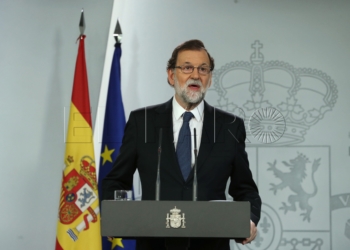 GRA444. MADRID, 01/10/2017.- El presidente del Gobierno, Mariano Rajoy, durante la declaración institucional celebrada esta noche en La Moncloa, en Madrid, para valorar la jornada vivida en Cataluña a causa del referéndum ilegal. EFE/J. J. Guillén