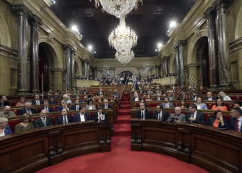 GRA264. BARCELONA, 10/10/2017.- El presidente de la Generalitat, Carles Puigdemont, en el momento de dirigirse al Parlamento para explicar la situación política y en la que podría anunciar una eventual declaración de independencia. EFE/Alberto Estévez