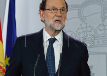 MADRID,11/10/2017.- El presidente del Gobierno, Mariano Rajoy, durante su comparecencia ante los medios tras la reunión extraordinaria del Consejo de Ministros, celebrado hoy en el Palacio de La Moncloa, en la que ha anunciado que el Gobierno requirió hoy formalmente al presidente del Gobierno de Cataluña si su presidente, Carles Puigdemont, declaró ayer la independencia durante una sesión parlamentaria, antes de decidir si toma medidas legales. EFE/Ángel Díaz