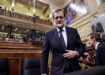 GR3002. MADRID, 11/10/2017.- El presidente del Gobierno, Mariano Rajoy, a su llegada al hemiciclo del Congreso de los Diputados donde esta tarde comparece ante el pleno para explicar la posición del Ejecutivo ante el desafío independentista en Cataluña. EFE/Kiko Huesca