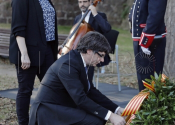 GRA041. BARCELONA, 15/10/2017.- El presidente de la Generalitat, Carles Puigdemont (c), acompañado por la alcaldesa de Barcelona, Ada Colau (i), coloca una corona de flores en el lugar donde el expresident Luís Companys fue fusilado en el fossar de Santa Eulália del Castillo de Montjuic. EFE/Andreu Dalmau