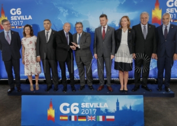 Foto de familia de los representantes que participaron ayer en la cumbre del G6 celebrada en Sevilla.