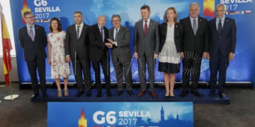 Foto de familia de los representantes que participaron ayer en la cumbre del G6 celebrada en Sevilla.