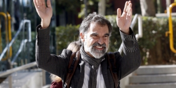 ***CORRECCIÓN PIE DE FOTO*** GRA492. MADRID, 16/10/2017.- El líder de Omnium Cultural, Jordi Cuixart, en un receso antes de prestar declaración como investigado por sedición ante la Fiscalía de la Audiencia Nacional. EFE/Paco Campos