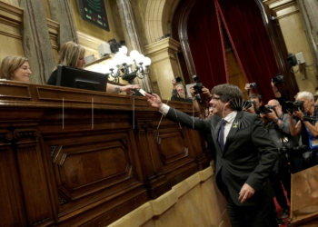 GRAF1260. BARCELONA, 27/10/2017.- El presidente de la Generaliatat, Carles Puigdemont (d) junto a la presidenta de la cámara catalana, Carme Forcadell (i) vota en el pleno del Parlament, que ha aprobado la declaración de independencia, con los votos de Junts pel Sí (JxSí) y la CUP, una resolución en la que, en su preámbulo, se declara un "Estado independiente en forma de república", y una segunda resolución que plantea abrir un "proceso constituyente" para redactar la Constitución del nuevo Estado. EFE/Alberto Estévez
