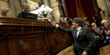 GRAF1260. BARCELONA, 27/10/2017.- El presidente de la Generaliatat, Carles Puigdemont (d) junto a la presidenta de la cámara catalana, Carme Forcadell (i) vota en el pleno del Parlament, que ha aprobado la declaración de independencia, con los votos de Junts pel Sí (JxSí) y la CUP, una resolución en la que, en su preámbulo, se declara un "Estado independiente en forma de república", y una segunda resolución que plantea abrir un "proceso constituyente" para redactar la Constitución del nuevo Estado. EFE/Alberto Estévez