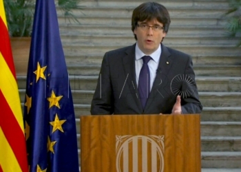 GRA102 MADRID, 28/10/2017.- Imagen de television facilitada por la Generalitat de Cataluña del presidente cesado, Carles Puigdemont, durante su comparencia hoy en la que no se da por cesado como presidente de la Generalitat y en la que ha pedido "paciencia, perseverancia y perspectiva" a los catalanes para "defender las conquistas conseguidas hasta hoy" y mantener una "oposición democrática" a la aplicación del artículo 155 de la Constitución.EFE/Generalitat de Cataluña