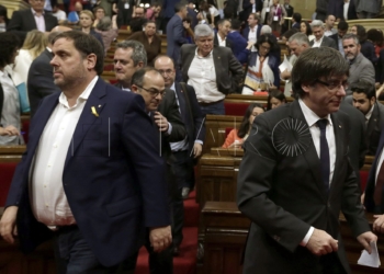 El presidente de la Generalitat, Carles Puigdemont (d.) y el vicepresidente, Oriol Junqueras. / EFE/ALBERTO ESTÉVEZ