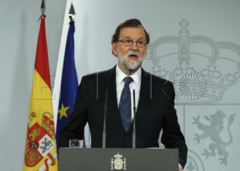 GRA444. MADRID, 01/10/2017.- El presidente del Gobierno, Mariano Rajoy, durante la declaraciÛn institucional celebrada esta noche en La Moncloa, en Madrid, para valorar la jornada vivida en CataluÒa a causa del referÈndum ilegal. EFE/J. J. GuillÈn