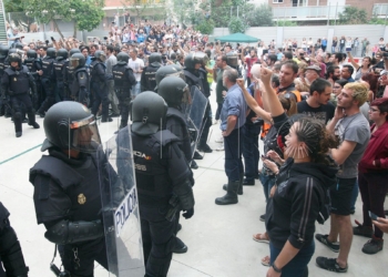 Agentes de la policía nacional forman un cordón policial en Tarragona. EFE/Jaume Sellart