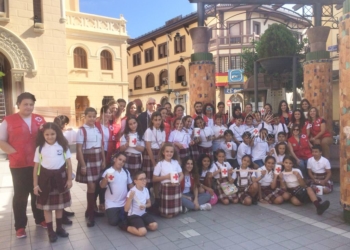 El colectivo sacó a la calle cuatro mesas que se separtieron a lo largo de la Avenida Juan Carlos I y la Plaza de España.
