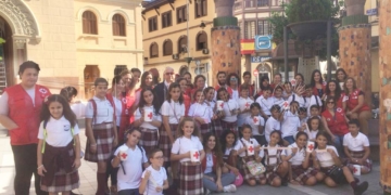 El colectivo sacó a la calle cuatro mesas que se separtieron a lo largo de la Avenida Juan Carlos I y la Plaza de España.