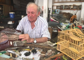 Antonio Bonachera Garrido, durante su entrevista con El Faro, en su taller del barrio de El Real.