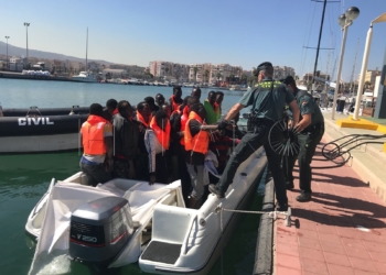 Foto de archivo de inmigrantes atendidos por agentes de la Guardia Civil