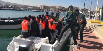Foto de archivo de inmigrantes atendidos por agentes de la Guardia Civil