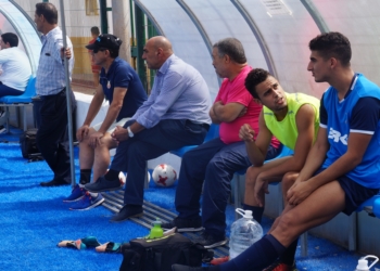 El técnico del cuadro local, segundo por la izquierda, en el banquillo del campo federativo de La Espiguera.