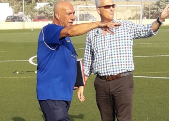El presidente del club local, a la derecha, junto al técnico, Felipe Sánchez.