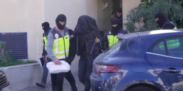 Agentes de la Policía Nacional sacan el pasado martes de la Jefatura de Melilla al detenido acusado de yihadismo.