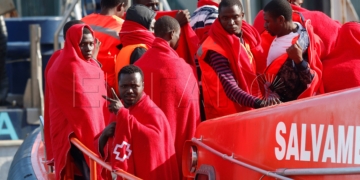 GRAF3835. ALMERÍA, 31/07/2017.- Parte de las 35 personas de origen subsahariano, entre ellas dos mujeres, han sido trasladadas al puerto de Almaría, tras ser rescatadas hoy por Salvamento Maritimo cuando viajaban en una patera localizada a 41 millas náuticas del Cabo de Sacratif (Granada). EFE / CArlos Barba.
