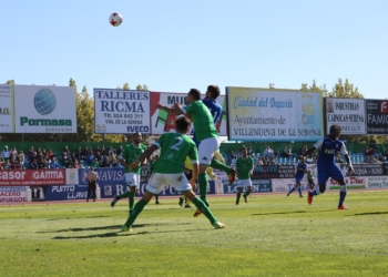Jugadores de ambos equipos en la lucha por un balón