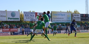 Jugadores de ambos equipos en la lucha por un balón