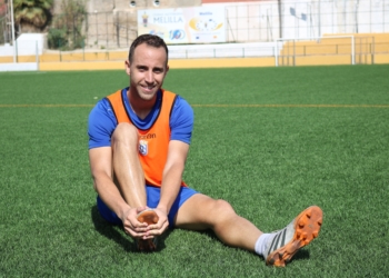 El jugador azulino Odei estira tras la sesión de entrenamiento de ayer miércoles en La Espiguera.