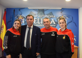 El consejero de Deportes, Antonio Miranda, junto al seleccionador nacional Carlos Viver y las capitanas Carmen Martín y Nerea Pena.