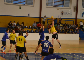 Imagen de una de las jugadas del partido entre melillenses y granadinos