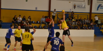 Imagen de una de las jugadas del partido entre melillenses y granadinos