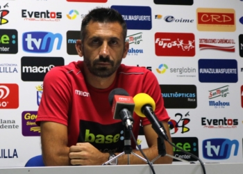 El técnico Manolo Herrero, durante su comparecencia en la sala de prensa del estadio Álvarez Claro.