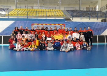 Gran ilusión. Las ‘guerreras’ hicieron las delicias de los más jóvenes, haciéndose fotos y firmando autógrafos que fueron correspondidos con mucha alegría por parte de los alumnos