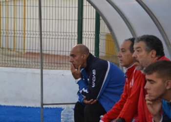 El entrenador del cuadro de nuestra ciudad, Felipe Sánchez, en el banquillo del campo federativo de La Espiguera.