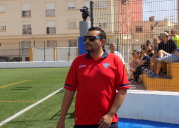 Ahmed Dris vive con mucha intensidad desde la línea de banda los partidos del conjunto rojinegro.