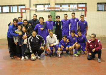 Los componentes de la Peña Santillana posan con el trofeo de campeones de la Copa Federación 2017/18.