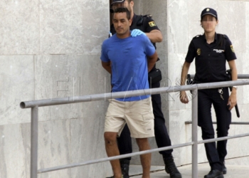 Imagen de archivo del momento en el que salía de los Juzgados el marroquí que entró en Beni Enzar con un cuchillo e hirió a un policía en una mano