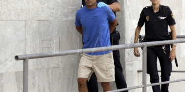 Imagen de archivo del momento en el que salía de los Juzgados el marroquí que entró en Beni Enzar con un cuchillo e hirió a un policía en una mano