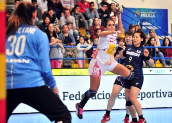 Una de las jugadoras de España, en plena acción de tiro