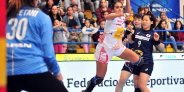 Una de las jugadoras de España, en plena acción de tiro