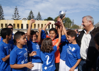 Los jugadores de la UD Melilla en la celebración de su éxito en la Copa Federación de alevines en Primera División.