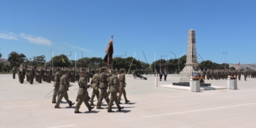 Fotografía de un desfile militar en la Base Alfonso XIII de nuestra ciudad