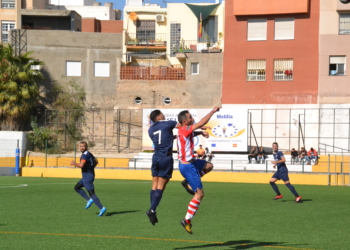 Amin, en el salto, con un jugador del Torredonjimeno.