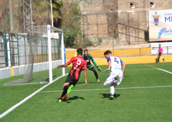 Uno de los jugadores melillenses, en plena acción de ataque.