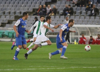El central de la UD Melilla, Odei, en una de las jugadas del partido en el Nuevo Arcángel.
